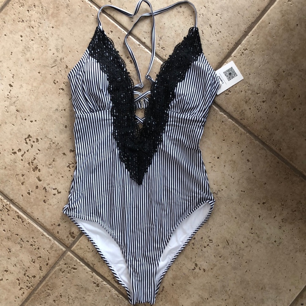 Black and white Cupshe swimsuit